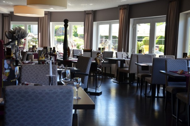 Sich bei einem köstlichen Essen und einem guten Gläschen Wein verwohnen lassen ... hier im Wellness und Spa-Resort FREUND ©entdecker-greise.de