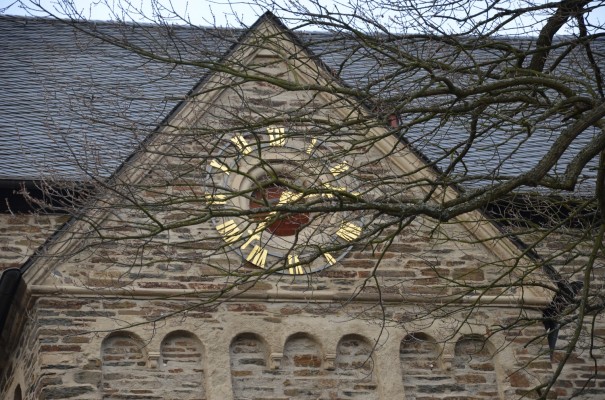 Kirchturmuhr in Altenahr bei unserem Start © entdecker-greise.de