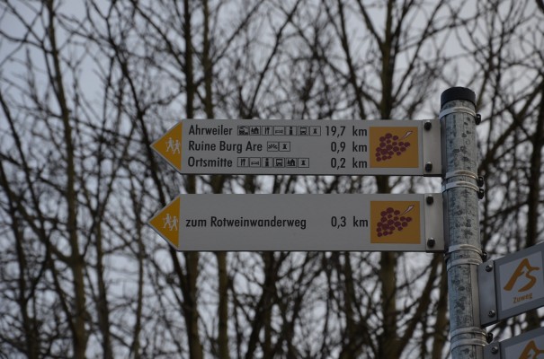 Erste Hinweisschilder zum Einstieg des Rotweinwanderweges © entdecker-greise.de