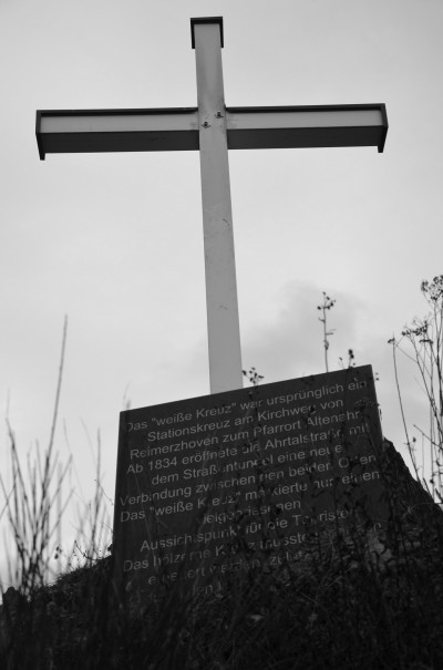 Und schon die nächste Sehenswürdigkeit - das weiße Kreuz bei Altenahr © entdecker-greise.de