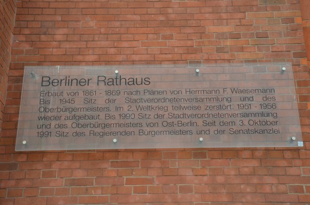 Inschrift am Roten Rathaus ©entdecker-greise.de