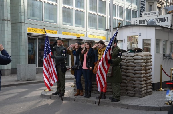 Das Kontrollhäuschen Checkpoint Charlie ist heute eine beliebte Touristenattraktion ©entdecker-greise.de