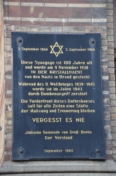 Vergesst es nie ... Inschrift an der neuen Synagoge Berlin ©entdecker-greise.de