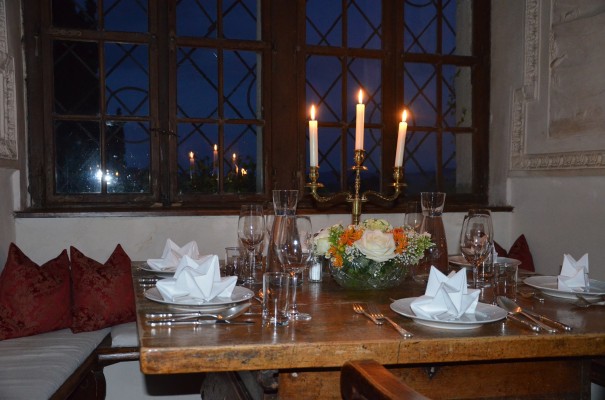 Kulinarischer Hochgenuss bei Kerzenschein und im Ambiente des alten Rittersaales von Burg Bernstein - unvergesslich! ©entdecker-greise.de