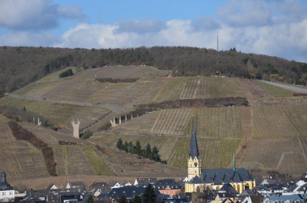 Der Ahrsteig bietet herrliche Ausblicke über das schöne Ahrtal, hier mit Blick auf den Rotweinwanderweg ©entdecker-greise.de