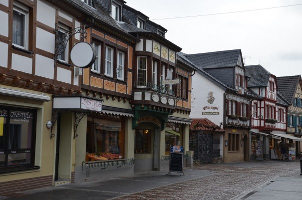 Wunderschöne alte Fachwerkhäuser im autofreien Stadtkern von Ahrweiler ©entdecker-greise.de
