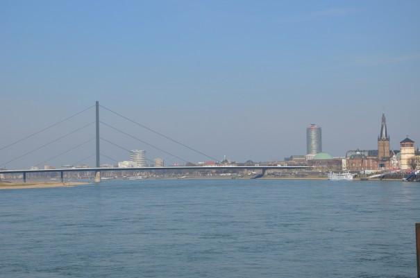 Blick von der Rheinuferpromenade auf Düsseldorf, hier zu flanieren bringt gleich Urlaubsstimmung pur ...©entdecker-greise.de