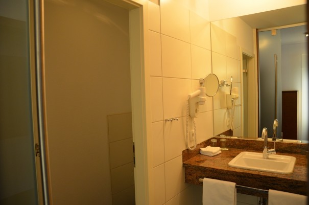 Das schöne Bad, bei dem WC und Waschbereich durch eine Tür separiert sind. ©entdecker-greise.de