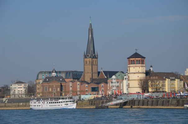 Der blick auf Düsseldorf - vom Wasser aus gesehen ©entdecker-greise.de