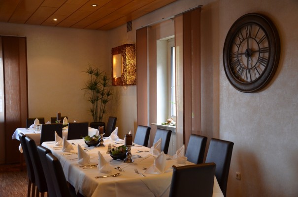 Die Tische erwarten bereits liebevoll eingedeckt die Gäste des Abends ©entdecker-greise.de