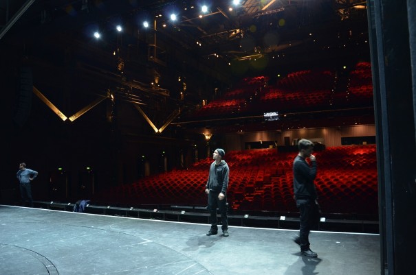 Letzte Bühnenvorbereitungen vor der Aufführung des Elisabeth Musicals, im Colosseum Theater Essen ©entdecker-greise.de