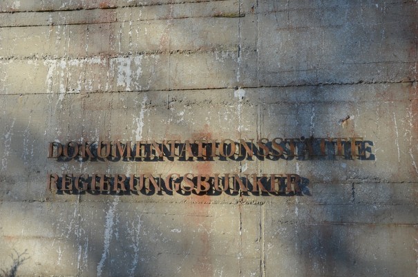 Nur ein schlichter Schriftzug verweist auf das wohl teuerste Bauwerk in der Geschichte der Bundesrepublik Deutschland ©entdecker-greise.de