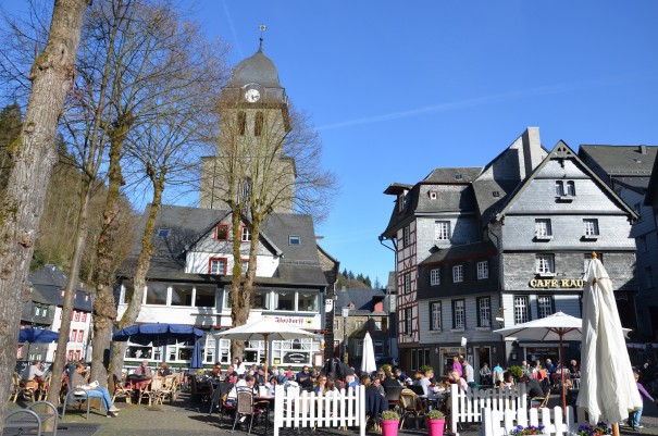 Der Monschauer Marktplatz, hier steht auch der Tuchmacherbrunnen. ©entdecker-greise.de