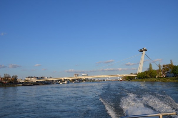 Rückblickend auf die neue Brücke von Bratislava. ©entdecker-greise.de