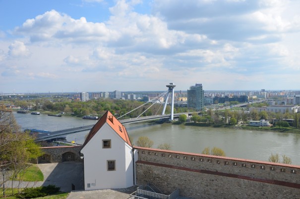 Von dem einen Aussichtspunkt zum nächsten - von Burg Bratislava zur neuen Brücke mit Aussichtsplattform und Restaurant. ©entdecker-greise.de
