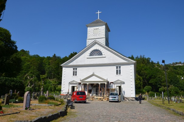 Die älteste erhaltene Holzkirche Norwegens steht in Mandal. Hier finden gerade Renovierungsarbeiten statt. ©entdecker-greise.de