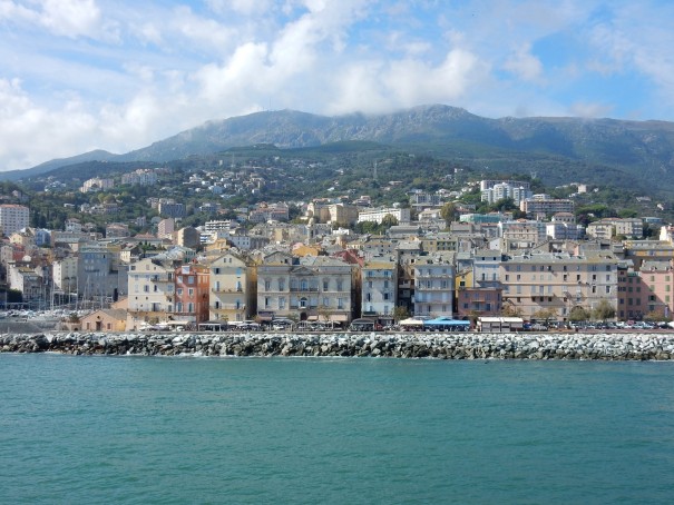 Gleich legen wir an, doch bis dahin genieße ich jede einzelne Sekunde dieser herrlichen Anreise mit Corsica Ferries. ©entdecker-greise.de