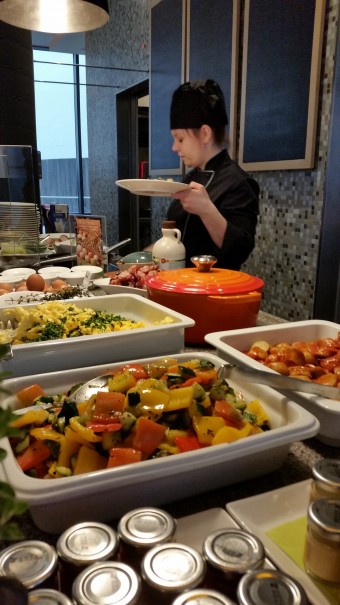 Besonders schön: das Frühstück mit Live Cooking Event im Lindner Hotel Berlin ©entdecker-greise.de