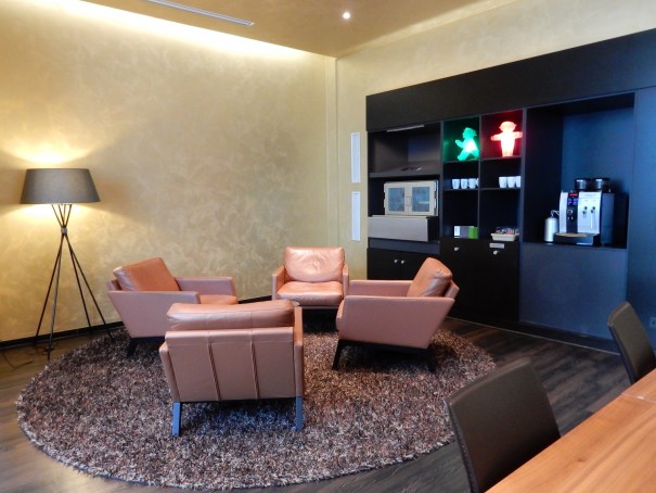 Wer gemütlich die Unternehmungen für den nächsten Tag planen möchte ist hier genau richtig! Die Outlook Lounge im Lindner Hotel berlin. ©entdecker-greise.de