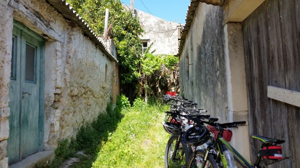 Die Räder werden ohne abzuschließen einfach so an die nächste Hauswand gestellt - unvorstellbar aber hier auf Korfu noch möglich! #Corfelios ©entdecker-greise.de