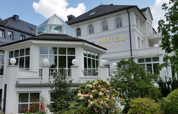 Tradition aus dem Hause Deimann - das Romantik- und Wellnesshotel im Sauerland steht für Kulinarik, Wellness, Wandern und Golfen. ©entdecker-greise.de