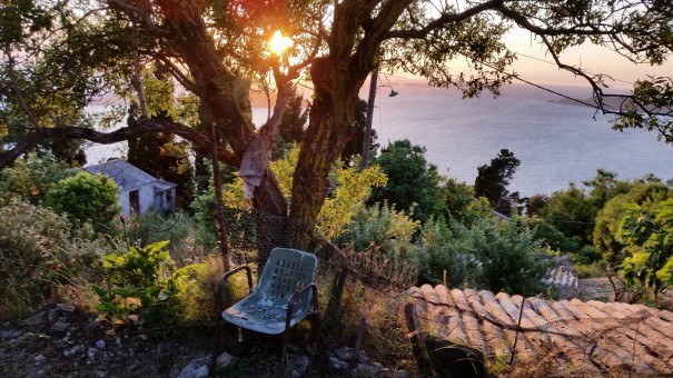Was siehst Du - nur einen alten Stuhl vor einem Baum bei untergehender Sonne oder erhaschst Du einen kleinen Blick ins Paradies ... #Corfelios ©www.entdecker-greise.de