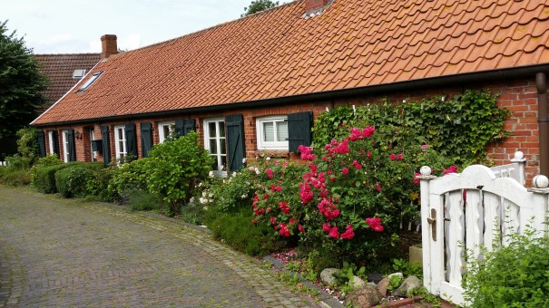 Die alten Backsteinhäuschen in Rysum sind liebevoll gepflegt und laden zum gemütlichen Spaziergang durch den Ort ein. ©www.entdecker-greise.de