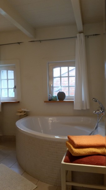 Die gemütliche Eckbadewanne lädt zum Entspannen ein ... ©www.entdecker-greise.de
