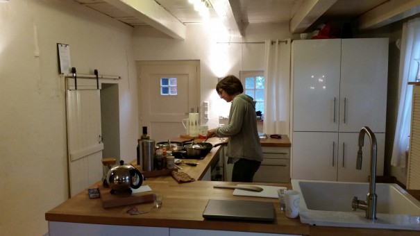 In der großen Wohnküche macht selbst mir das Kochen Spaß! ;-) ©www.entdecker-greise.de