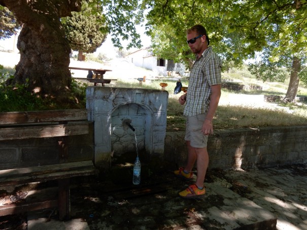 Auch Wanderguide Alex füllt seine Wasserflasche an der Pablos-Quelle auf ©www.entdecker-greise.de #corfelios