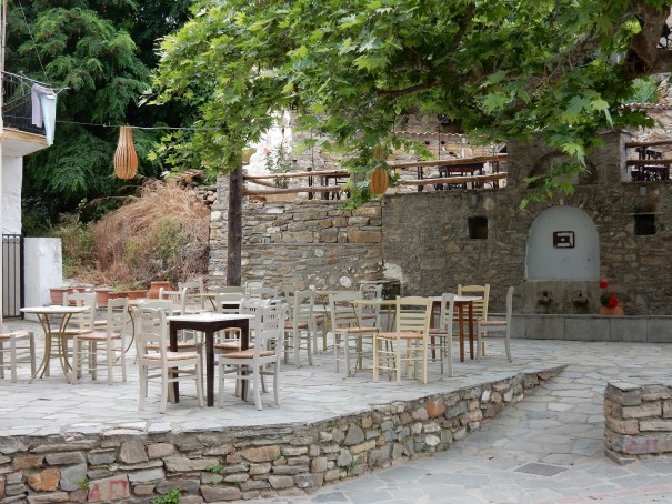 Der kleine Dorfplatz von Nikiti mit seinen gemütlichen Bars. ©www.entdecker-greise.de #corfelios